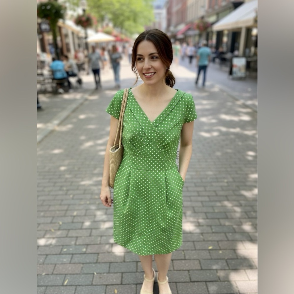 Tahari Green Polka Dot cotton Dress. Ptp 20” lenght 39”